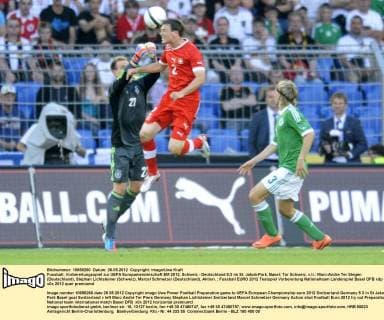 Fussball, Vorbereitungsspiel zur UEFA Europameisterschaft EM 2012, Schweiz - Deutschland 5:3 im St. Jakob-Park, Basel; Tor Schweiz, v.li.: Marc-Andre Ter Stegen (Deutschland), Stephan Lichtsteiner (Schweiz), Marcel Schmelzer (Deutschland), Aktion.