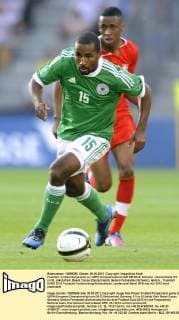 Fussball, Vorbereitungsspiel zur UEFA Europameisterschaft EM 2012, Schweiz - Deutschland 5:3 im St. Jakob-Park, Basel; Cacau (Deutschland), Gelson Fernandes (Schweiz), Aktion.