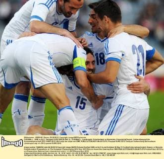 FUSSBALL - GRE vs SLO, Testspiel KUFSTEIN,26.MAI.12 - FUSSBALL - Länderspiel, Griechenland vs Slowenien, Freundschaftsspiel, Vorbereitung auf die Europameisterschaft 2012, EURO 2012. Bild zeigt den Jubel von GRE. 