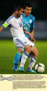 FUSSBALL - GRE vs SLO, Testspiel KUFSTEIN,26.MAI.12 - FUSSBALL - Länderspiel, Griechenland vs Slowenien, Freundschaftsspiel, Vorbereitung auf die Europameisterschaft, EURO 2012. Bild zeigt Georgios Karagounis (GRE) und Alex Radosavlijevic (SLO). 