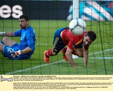 FUSSBALL - ESP vs SRB, Testspiel ST.GALLEN,26.MAI.12 - FUSSBALL - Länderspiel, Spanien vs Serbien, Freundschaftsspiel, Vorbereitung auf die Europameisterschaft, EURO 2012. Bild zeigt Damir Kahrimann (SRB) und Adrian Lopez (ESP). KEyword: Tor. 
