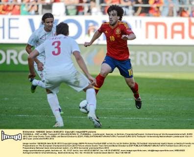 FUSSBALL - ESP vs SRB, Testspiel ST.GALLEN,26.MAI.12 - FUSSBALL - Länderspiel, Spanien vs Serbien, Freundschaftsspiel, Vorbereitung auf die Europameisterschaft, EURO 2012. Bild zeigt Dusko Tosic (SRB) und Benat Etxebarria (ESP). 