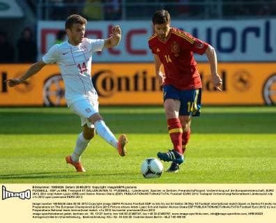 FUSSBALL - ESP vs SRB, Testspiel ST.GALLEN,26.MAI.12 - FUSSBALL - Länderspiel, Spanien vs Serbien, Freundschaftsspiel, Vorbereitung auf die Europameisterschaft, EURO 2012. Bild zeigt Adem Ljajic (SRB) und Xabier Alonso Olana (ESP). 