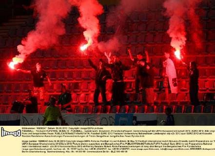 FUSSBALL - Testspiel KUFSTEIN, 26.MAI.12 - FUSSBALL - Länderspiel, Slowenien, Freundschaftsspiel, Vorbereitung auf die UEFA Europameisterschaft 2012, EURO 2012. Bild zeigt Fans und bengalisches Feuer. 