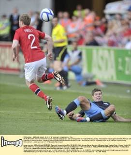 26.05.2012 Oslo, Norway Steven Gerrard of England team captain puts a heavy tackle on Hogli of Norway during international friendly game between Norway and England at Ullevaal Stadion. xNigelxWaldronx  ActionPlus11281731