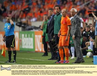 (L-R) Arjen Robben of Holland,coach Bert van Marwijk of Holland - Friendly match 2012 xVIxWillemxJanxDijkdrentxIVx 947142