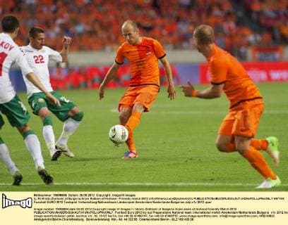 (L-R) Hristo Zlatinski of Bulgaria,Arjen Robben of Holland - Friendly match 2012 xVIxWillemxJanxDijkdrentxIVx 947149