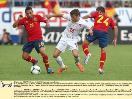 26.05.2012 AFG Arena St Gallen , SCHWEIZ , Herren Fussball Freundschaftsspiel Spanien - Serbien 2:0 Adem Ljajic (mitte, Serbien) gegen Santiago Cazorla (li) und Jordi Alba (beide Spanien) ; Zweikampf , Aktion 