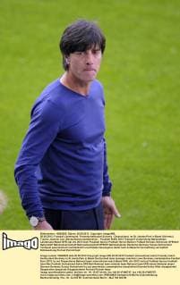 26.05.2012, Fussball Länderspiel, Freundschaftsspiel Schweiz - Deutschland, im St.-Jakobs-Park in Basel (Schweiz). Trainer Joachim Löw (Deutschland) nachdenklich.