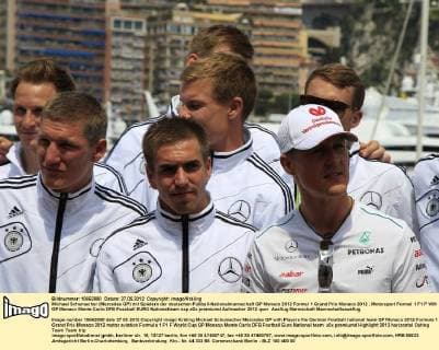 Michael Schumacher (Mercedes GP) mit Spielern der deutschen Fußball-Nationalmannschaft GP Monaco 2012 Formel 1 Grand Prix Monaco 2012