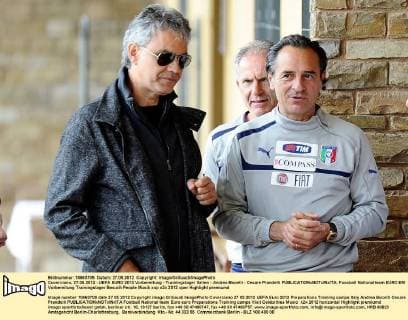 Coverciano, 27.05.2012 - UEFA EURO 2012 Vorbereitung - Trainingslager Italien - Andrea Bocelli - Cesare Prandelli 