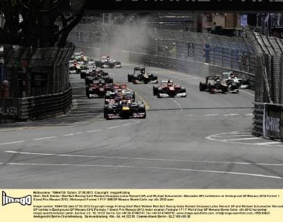 Start, Mark Webber (Red Bull Racing) führt Romain Grosjean (Lotus Renault GP) und Michael Schumacher (Mercedes GP) kollidieren im Hintergrund GP Monaco 2012 Formel 1 Grand Prix Monaco 2012