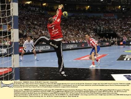 27.05.2012, Köln: Kiels Torwart Thierry Omeyer (L) hält einen Ball gegen Madrids Kiril Lazarov im Finale der Champions League des Velux EHF Final 4 zwischen THW Kiel und BM Atletico Madrid in der Lanxessarena.