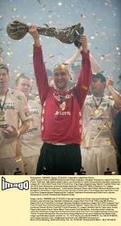 Jubel Torwart Thierry OMEYER (Kiel) mit dem Pokal, Halbfigur, Handball Champions League Final Four, Finale, THW Kiel - BM Atletico Madrid 26:21, am 27.05.2012 in Koeln Deutschland