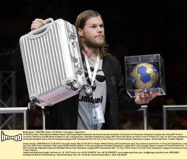 27.05.2012, Köln: Kobenhavens Mikkel Hansen (AG Kopenhagen) bekommt die Auszeichnung als bester Torschütze im Finale der Champions League des Velux EHF Final 4 zwischen THW Kiel und BM Atletico Madrid in der Lanxessarena.