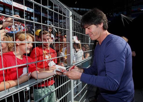 Vor dem Spiel schrieb Bundestrainer Joachim Löw (Deutschland) für die Fans Autogramme . Schweiz-Deutschland . Fussball-Länderspiel 2012, Freundschaftsspiel . Basel , CHE, 26.05.2012 ,