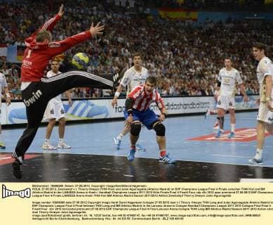 KÖLN, 27.05.2012, Zweikampf v.l. Thierry Omeyer (THW Kiel) und Julen Aguinagalde (Atletico Madrid) im EHF Champions League Final 4 Finale zwischen THW Kiel und BM Atletico Madrid in der LANXESS Arena in Koeln