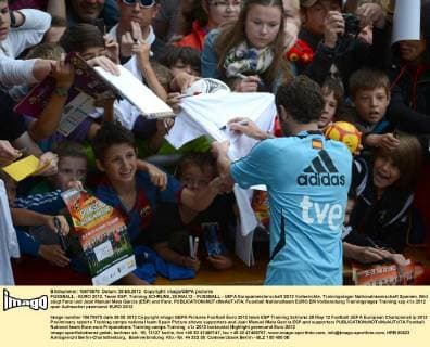FUSSBALL - EURO 2012, Team ESP, Training SCHRUNS,,28.MAI.12 - FUSSBALL - UEFA Europameisterschaft 2012 Vorberichte, Trainingslager Nationalmannschaft Spanien. Bild zeigt Fans und Juan Manuel Mata Garcia (ESP) und Fans. 