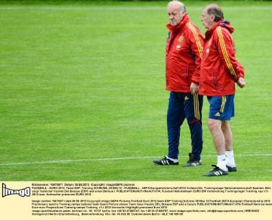 FUSSBALL - EURO 2012, Team ESP, Training SCHRUNS,,28.MAI.12 - FUSSBALL - UEFA Europameisterschaft 2012 Vorberichte, Trainingslager Nationalmannschaft Spanien. Bild zeigt Teamchef Vicente Del Bosque (ESP) und einen Betreuer. 