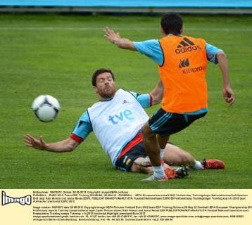 FUSSBALL - EURO 2012, Team ESP, Training SCHRUNS,,28.MAI.12 - FUSSBALL - UEFA Europameisterschaft 2012 Vorberichte, Trainingslager Nationalmannschaft Spanien. Bild zeigt Xabi Alonso und Jesus Navas (ESP). 