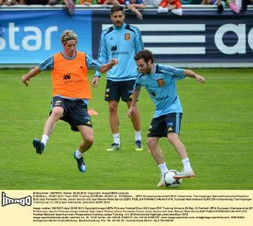 FUSSBALL - EURO 2012, Team ESP, Training SCHRUNS,,28.MAI.12 - FUSSBALL - UEFA Europameisterschaft 2012 Vorberichte, Trainingslager Nationalmannschaft Spanien. Bild zeigt Fernando Torres, Javier Garcia und Juan Manuel Mata Garcia (ESP). 