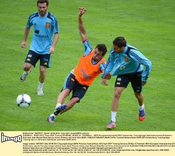 FUSSBALL - EURO 2012, Team ESP, Training SCHRUNS,,28.MAI.12 - FUSSBALL - UEFA Europameisterschaft 2012 Vorberichte, Trainingslager Nationalmannschaft Spanien. Bild zeigt Juan Manuel Mata Garcia, Alvaro Arbeloa und Jordi Alba (ESP). 