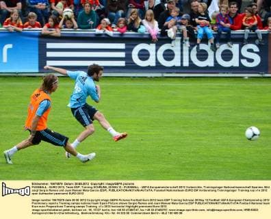 FUSSBALL - EURO 2012, Team ESP, Training SCHRUNS,,28.MAI.12 - FUSSBALL - UEFA Europameisterschaft 2012 Vorberichte, Trainingslager Nationalmannschaft Spanien. Bild zeigt Sergio Ramos und Juan Manuel Mata Garcia (ESP). 