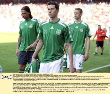 v.li:Tim WIESE (Torwart GER),Julian DRAXLER (GER),Sven BENDER (GER),auf dem Weg zur Ersatzbank,Reservebank, Ersatzbank,Ersatzspieler,Reservespieler,Bank,Ergaenzungsspieler,Halbfigur,halbe Figur. Fussball Länderspiel Schweiz (SUI)-Deutschland (GER). Saison11 12,Saison 2011 2012,Testspiel,Freundschaftsspiel.26.05.2012.