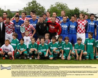 Testspiel NEUBERG, 28.MAI.12 - FUSSBALL - IFCS, Trainingslager Nationalmannschaft Kroatien, Vorbereitung auf die UEFA Europameisterschaft 2012 , EURO 2012, Freundschaftsspiel, Kroatien vs Thermenauswahl Neuberg. Bild zeigt Spieler beider Mannschaften und Kinder. 