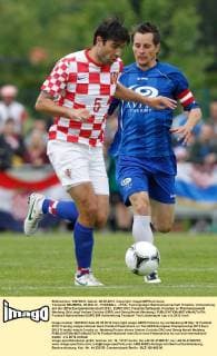 Testspiel NEUBERG, 28.MAI.12 - FUSSBALL - IFCS, Trainingslager Nationalmannschaft Kroatien, Vorbereitung auf die UEFA Europameisterschaft 2012 , EURO 2012, Freundschaftsspiel, Kroatien vs Thermenauswahl Neuberg. Bild zeigt Vedran Corluka (CRO) und Georg Novak (Neuberg). 