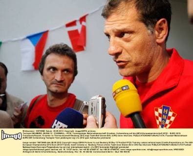 Testspiel NEUBERG, 28.MAI.12 - FUSSBALL - IFCS, Trainingslager Nationalmannschaft Kroatien, Vorbereitung auf die UEFA Europameisterschaft 2012 - EURO 2012, Freundschaftsspiel, Kroatien vs Thermenauswahl Neuberg. Bild zeigt Teamchef Slaven Bilic (CRO) beim Interview. 