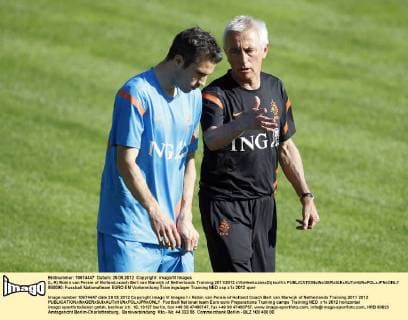 (L-R) Robin van Persie of Holland,coach Bert van Marwijk of Netherlands Training 2011 2012 xVIxHenkxJanxDijksxIVx 950090