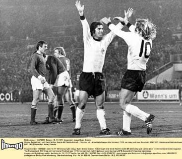 Günter Netzer (re.) und Gerd Müller (beide BR Deutschland) - Torjubel im Länderspiel gegen die Schweiz