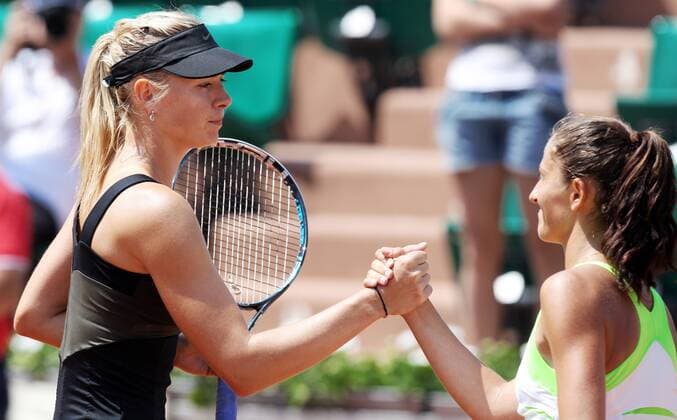 TENNIS - WTA, French Open 2012 PARIS, FRANKREICH, 29.MAI.12 - TENNIS - WTA Tennis Damen Tour, Grand Slam, Roland Garros, French Open. Bild zeigt Maria Sharapova (RUS) und Alexandra Cadantu (ROU). 