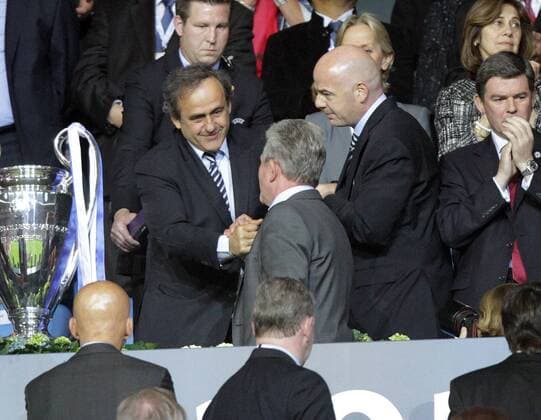 Fussball, UEFA Champions League, Saison 2011 2012, Herren, Europa, CHL, Endspiel, Finale, FC Bayern München - FC Chelsea London 3-4, nach Verlängerung und Elfmeterschießen v.l. UEFA Praesident Michel Plattini, Trainer Jupp Heynckes, FC Bayern München, CHL Siegerpokal, Tribüne, Siegerehrung, Frust, Enttäuschung, enttäuscht, Trauer, Verzweiflung, Aktion, nach Niederlage,