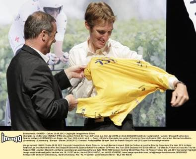 Übergabe durch Bernard HINAULT (FRA) des gelben Trikot der Tour de France aus dem Jahr 2010 an Andy SCHLECK (LUX) der nachträglich nach der Disqualifikation des Spaniers Alberto CONTADOR zum Sieger der Tour 2010 erklärt wird - - Event: Offizielle Übergabe des gelben Trikots der Tour de France 2010 - Location: Mondorf-les-Bains - Luxembourg - Luxemburg - Europa - Datum: 29.05.2012 - Contact