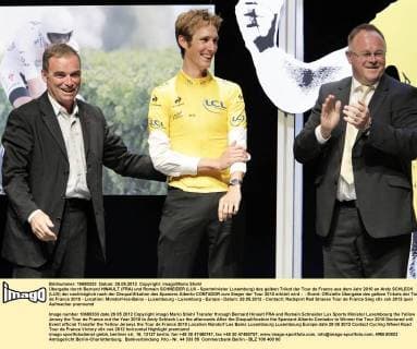 Übergabe durch Bernard HINAULT (FRA) und Romain SCHNEIDER (LUX - Sportminister Luxemburg) des gelben Trikot der Tour de France aus dem Jahr 2010 an Andy SCHLECK (LUX) der nachträglich nach der Disqualifikation des Spaniers Alberto CONTADOR zum Sieger der Tour 2010 erklärt wird - - Event: Offizielle Übergabe des gelben Trikots der Tour de France 2010 - Location: Mondorf-les-Bains - Luxembourg - Luxemburg - Europa - Datum: 29.05.2012 - Contact