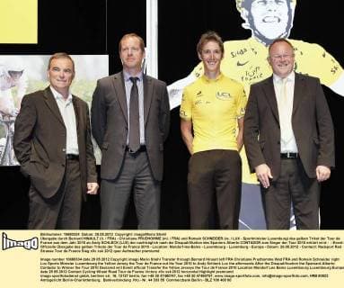 Übergabe durch Bernard HINAULT (li. FRA) - Christiane PRUDHOMME (mi. FRA) und Romain SCHNEIDER (re. LUX - Sportminister Luxemburg) des gelben Trikot der Tour de France aus dem Jahr 2010 an Andy SCHLECK (LUX) der nachträglich nach der Disqualifikation des Spaniers Alberto CONTADOR zum Sieger der Tour 2010 erklärt wird - - Event: Offizielle Übergabe des gelben Trikots der Tour de France 2010 - Location: Mondorf-les-Bains - Luxembourg - Luxemburg - Europa - Datum: 29.05.2012 - Contact