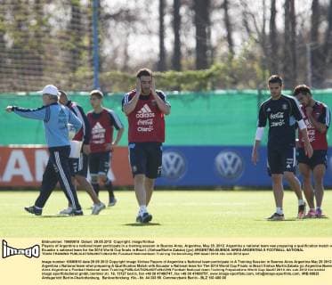 Players of Argentina s national team participate in a training session in Buenos Aires, Argentina, May 29, 2012. Argentina s national team was preparing a qualification match with Ecuador s national team for the 2014 World Cup finals in Brazil. (Xinhua Martin Zabala) (jyc) ARGENTINA-BUENOS AIRES-ARGENTINA S FOOTBALL NATIONAL TEAM-TRAINING 