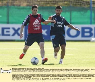 Maximiliano Rodriguez (L) and Sergio Kun Aguero of Argentina s national team participate in a training session in Buenos Aires, Argentina, May 29, 2012. Argentina s national team was preparing a qualification match with Ecuador s national team for the 2014 World Cup finals in Brazil. (Xinhua Martin Zabala) (jyc) ARGENTINA-BUENOS AIRES-ARGENTINA S FOOTBALL NATIONAL TEAM-TRAINING 