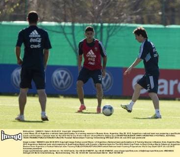 Lionel Messi (R) of Argentina s national team participates in a training session in Buenos Aires, Argentina, May 29, 2012. Argentina s national team was preparing a qualification match with Ecuador s national team for the 2014 World Cup finals in Brazil. (Xinhua Martin Zabala) (jyc) ARGENTINA-BUENOS AIRES-ARGENTINA S FOOTBALL NATIONAL TEAM-TRAINING 