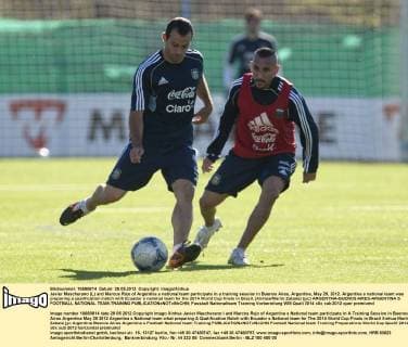 Javier Mascherano (L) and Marcos Rojo of Argentina s national team participate in a training session in Buenos Aires, Argentina, May 29, 2012. Argentina s national team was preparing a qualification match with Ecuador s national team for the 2014 World Cup finals in Brazil. (Xinhua Martin Zabala) (jyc) ARGENTINA-BUENOS AIRES-ARGENTINA S FOOTBALL NATIONAL TEAM-TRAINING 