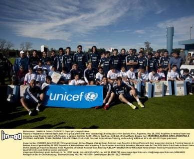 Players of Argentina s national team pose for a group photo with their fans during a training session in Buenos Aires, Argentina, May 29, 2012. Argentina s national team was preparing a qualification match with Ecuador s national team for the 2014 World Cup finals in Brazil. (Xinhua Martin Zabala) (jyc) ARGENTINA-BUENOS AIRES-ARGENTINA S FOOTBALL NATIONAL TEAM-TRAINING 