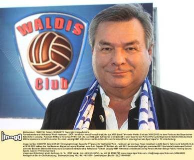 Fernsehmoderator Waldemar Waldi Hartmann ( GER ) anläßlich eines Pressefrühstücks zur ARD Sport-Talkrunde Waldis Club am 30.05.2012 vor dem Porticus des Bayerischen Bahnhofs in Leipzig.