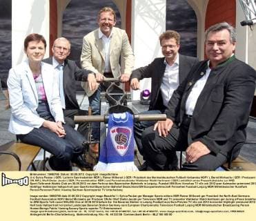 (l-r) Sylvia Peuker ( GER Leiterin Sportredaktion MDR ), Rainer Milkoreit ( GER Präsident des Nordostdeutschen Fußball-Verbandes NOFV ), Bernd Michaelis ( GER Produzent ON AIR ), Wolf-Dieter Jacobi ( GER Fernsehdirektor MDR ) und Fernsehmoderator Waldemar Waldi Hartmann ( GER ) anläßlich eines Pressefrühstücks zur ARD Sport-Talkrunde Waldis Club am 30.05.2012 vor dem Porticus des Bayerischen Bahnhofs in Leipzig.