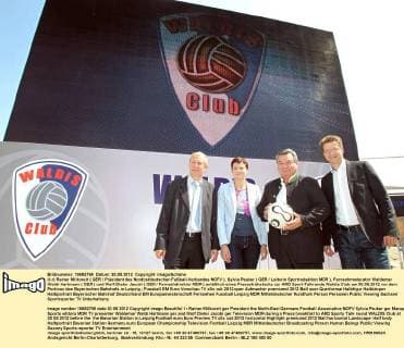 (l-r) Rainer Milkoreit ( GER Präsident des Nordostdeutschen Fußball-Verbandes NOFV ), Sylvia Peuker ( GER Leiterin Sportredaktion MDR ), Fernsehmoderator Waldemar Waldi Hartmann ( GER ) und Wolf-Dieter Jacobi ( GER Fernsehdirektor MDR ) anläßlich eines Pressefrühstücks zur ARD Sport-Talkrunde Waldis Club am 30.05.2012 vor dem Porticus des Bayerischen Bahnhofs in Leipzig.