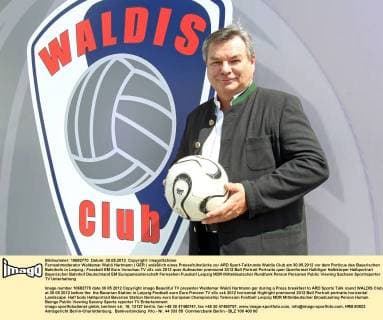Fernsehmoderator Waldemar Waldi Hartmann ( GER ) anläßlich eines Pressefrühstücks zur ARD Sport-Talkrunde Waldis Club am 30.05.2012 vor dem Porticus des Bayerischen Bahnhofs in Leipzig.