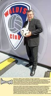 Fernsehmoderator Waldemar Waldi Hartmann ( GER ) anläßlich eines Pressefrühstücks zur ARD Sport-Talkrunde Waldis Club am 30.05.2012 vor dem Porticus des Bayerischen Bahnhofs in Leipzig.