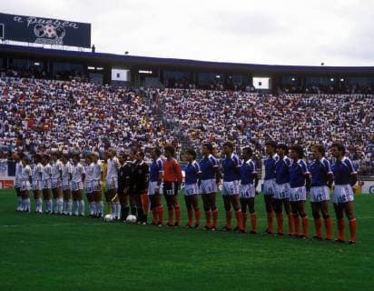 Mannschaftsvorstellung vor dem Spiel um Platz 3 bei der WM 1986 Frankreich (re.) gegen Belgien (li.)