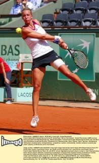 French Open 2012, Roland Garros,Paris,ITF Grand Slam Tennis Tournament . Dinah Pfizenmaier (GER) springt hoch und spielt die Rueckhand,Sprung, Aktion,Einzelbild